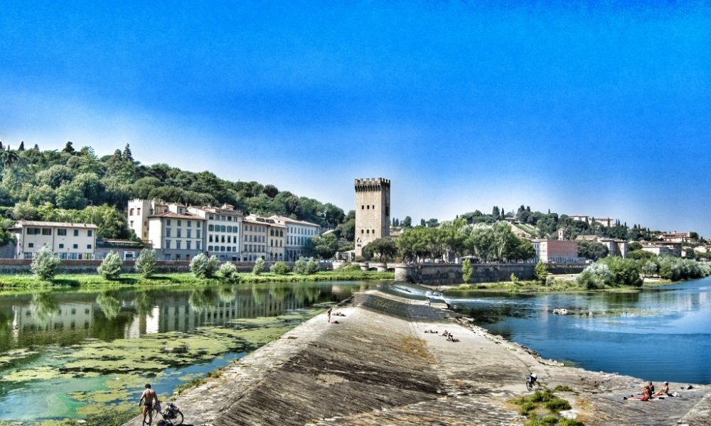 Un assaggio di “mare” nel centro di Firenze: la Spiaggetta sull’Arno